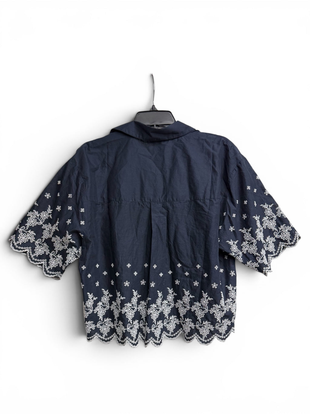 ✨ CeCe C’est La Vie Embroidered Flutter Sleeve Blouse – Night Shade Navy | Scalloped Hem Top ✨ Size Small