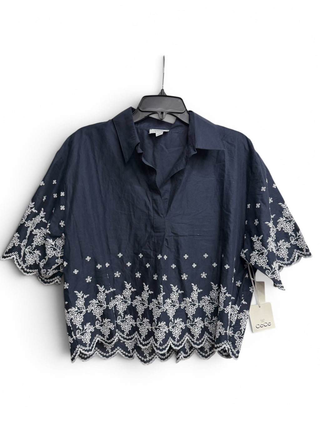 ✨ CeCe C’est La Vie Embroidered Flutter Sleeve Blouse – Night Shade Navy | Scalloped Hem Top ✨ Size Small